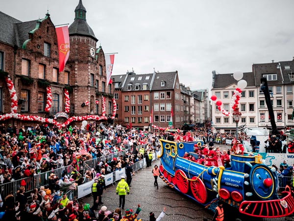 web--rosenmontagszug-faehrt-am-rathaus-vorbei-2vxxVEWQsye9